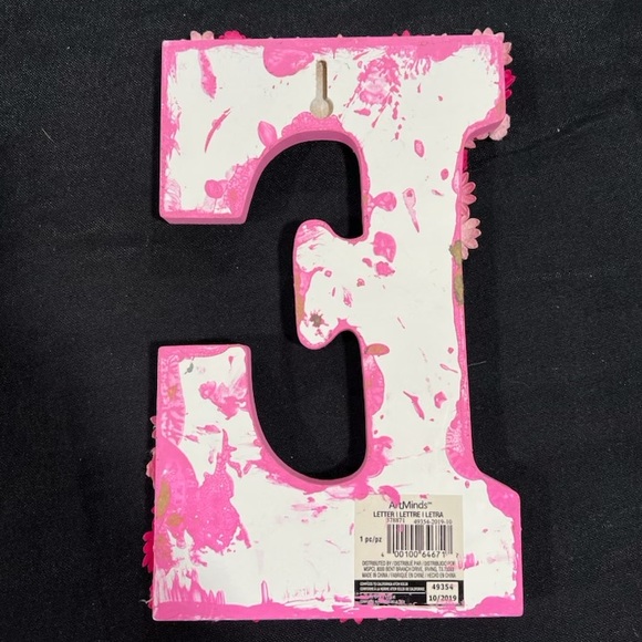 Large E initial flower wall hanging decor 9.5” tall - Picture 2 of 4